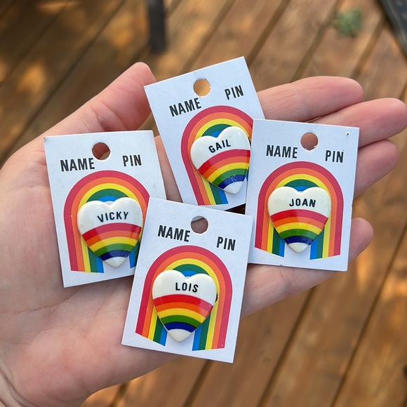 LOIS Vintage Iconic 80s Ceramic White Heart Rainbow Name Pin - Picture 5 of 5